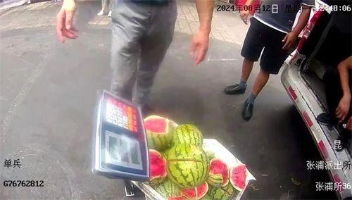 民警吃瓜图片,趣味瞬间引网友热议